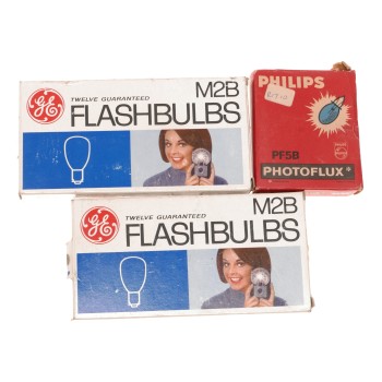 General Electric M2B Vintage Film Camera Flash Bulbs Philips Photoflux PF5B